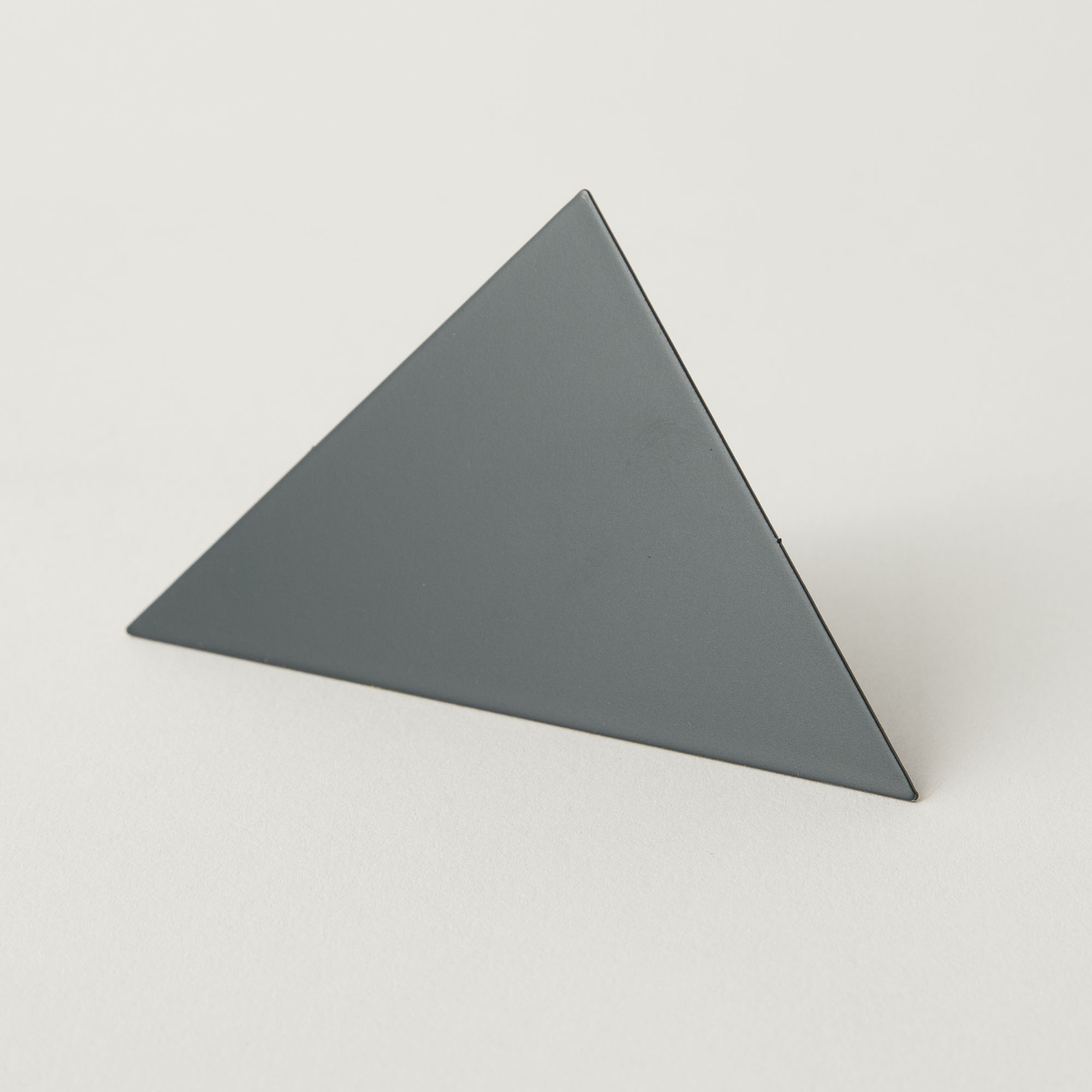 Block-Design-photo-clip-stand-triangle-grey